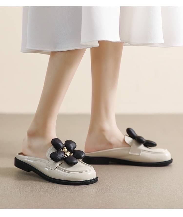 รองเท้าเกาหลีเกาใจน่ารักไม่ไหวรุ่นนี้ เป็นทรงปิดหน้าด้านหน้ามีแต่งดอกไม้ใหญ่ประดับติดด้วยน้องหมีสีทองดีมาก ด้วยรองเท้าเป็นหนังเปิดหลังสวมใส่ง่าย คู่นี้แมทช์กับชุดไหนก็เริ่ดไม่ซ้ำใครแน่นอนค่ะ