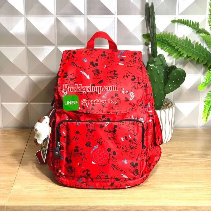 Kipling City Pack seoul go Medium Backpack Kipling Mickey Mouse collection มาพร้อมดีไซน์ทันสมัย สนุกสนาน ใช้งานได้อย่างคล่องตัว ด้วยสีและลายสุดคลาสสิก โดดเด่นด้วยพื้นที่ภายในและช่องต่างๆ ที่ให้คุณจัดเก็บของสำคัญได้ครบถ้วน