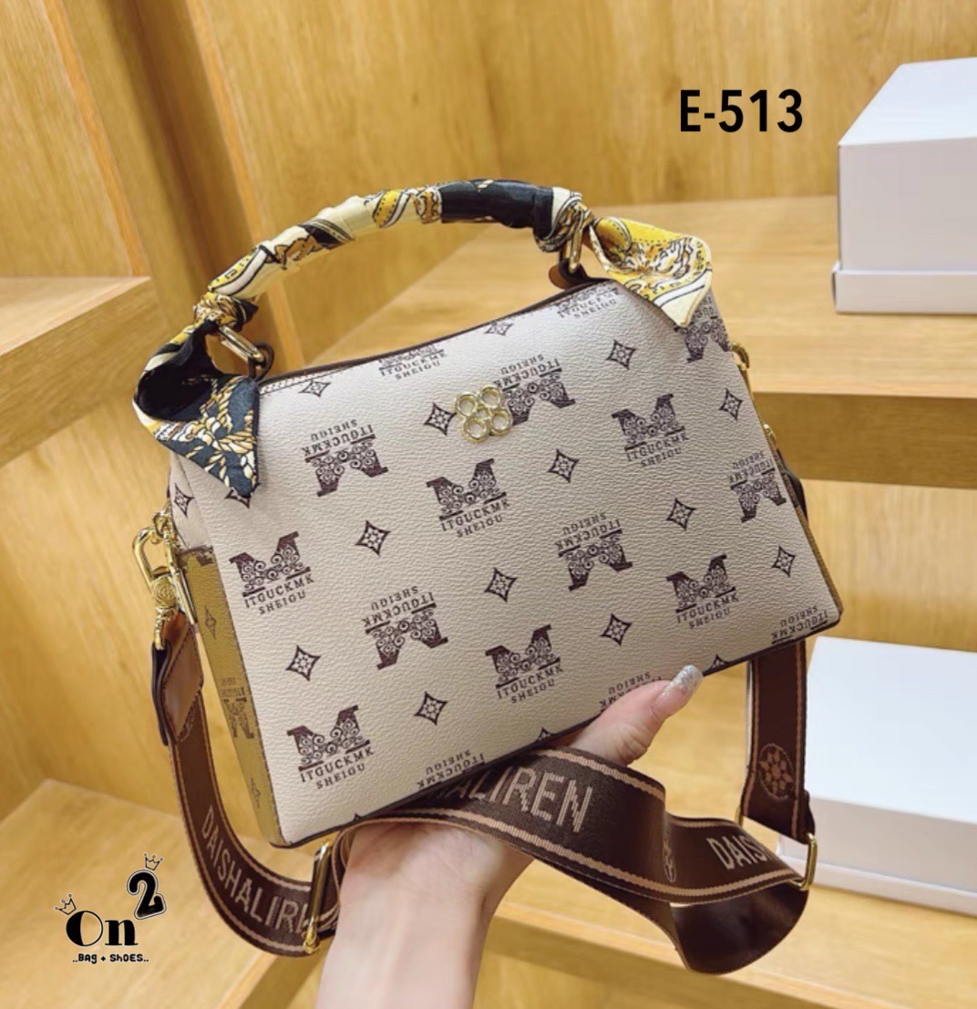 NEW-IN💘ใบนี้คือน่าร้ากก สไตล์แบรนด์😚 งานคุณภาพค่ะ ดีไซน์เกร๋ไม่เบา หูโค้งอยู่ทรงสวยค่า👏🏼เห็นปุ๊บคือชอบปั๊บบ งานดีมากก เป็นทรงหมอน จุได้เยอะ(ใส่มือถือได้) มาพร้อมสายยาว