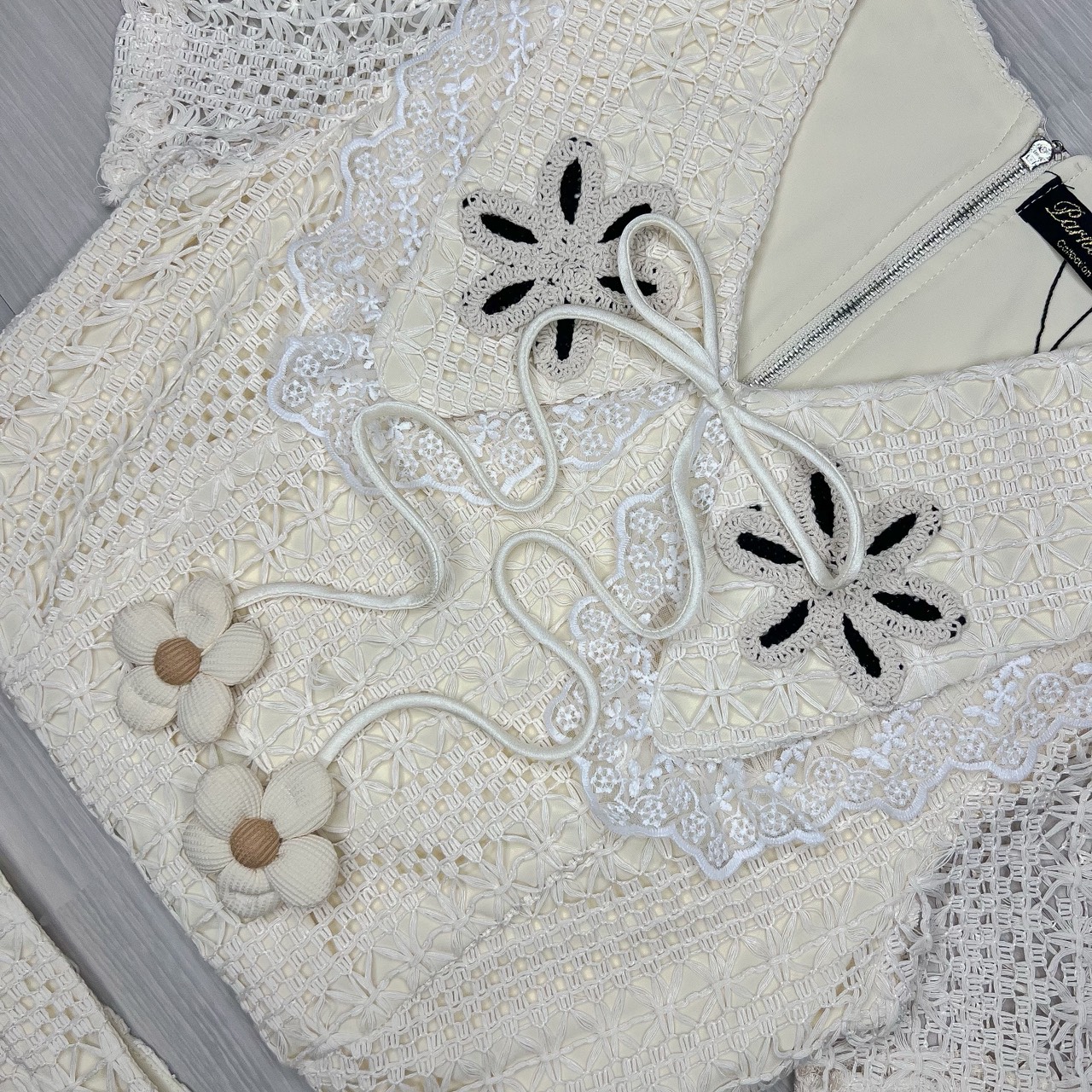 ชุดเซทแฟชั่น Set เสื้อคอปกแต่งคอด้วยดอกไม้ถักน่ารักๆ ผูกโบว์ลูกตุ้มดอกไม้ มาพร้อมกับกระโปรงยาวเอวสูง