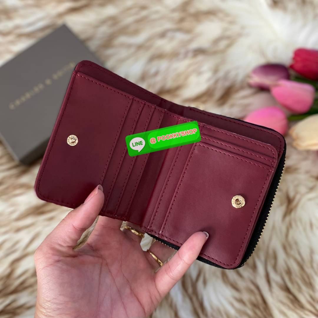 CHARLES & KEITH COMPACT WALLET กระเป๋าตังใบสั้นฟังก์ชันครบ!! ด้านหน้ามีโลโก้แบรนด์ มีช่องซิปใส่เหรียญ เปิดปิดแบบกระดุม ด้านในมีช่องใส่การ์ด 16 ช่อง มีช่องใส่ธนบัตรตามยาว ไม่ต้องพับแบงค์ค่า คุ้มมากๆเลยใบนี้