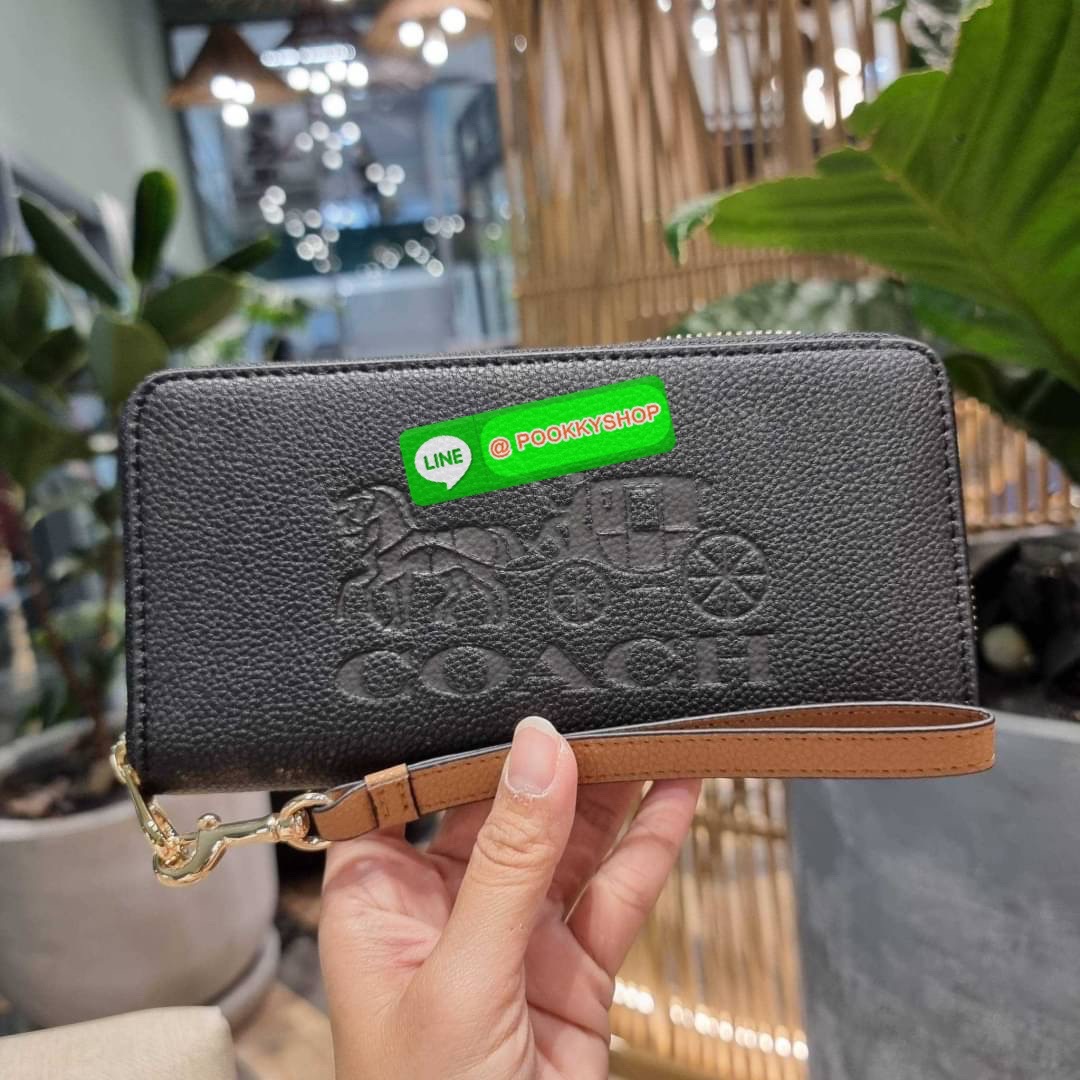 COACH C3548 LONG ZIP AROUND WALLET WITH HORSE AND CARRIAGE พร้อมเสิร์ฟความหรู กับคอลใหม่ สีสวย ผู้ดีขับผิวมาก กระเป๋าสตางค์ใบยาวกึ่งคล้องมือ เรียบหรู โดดเด่นด้วยโลโก้เอกลักษณ์ วัสดุหนัง pepble ทนทาน มาพร้อมสายคล้องมือ ถอดออกได้ ภายในใส่บัตรได้เยอะ มีช่องซ