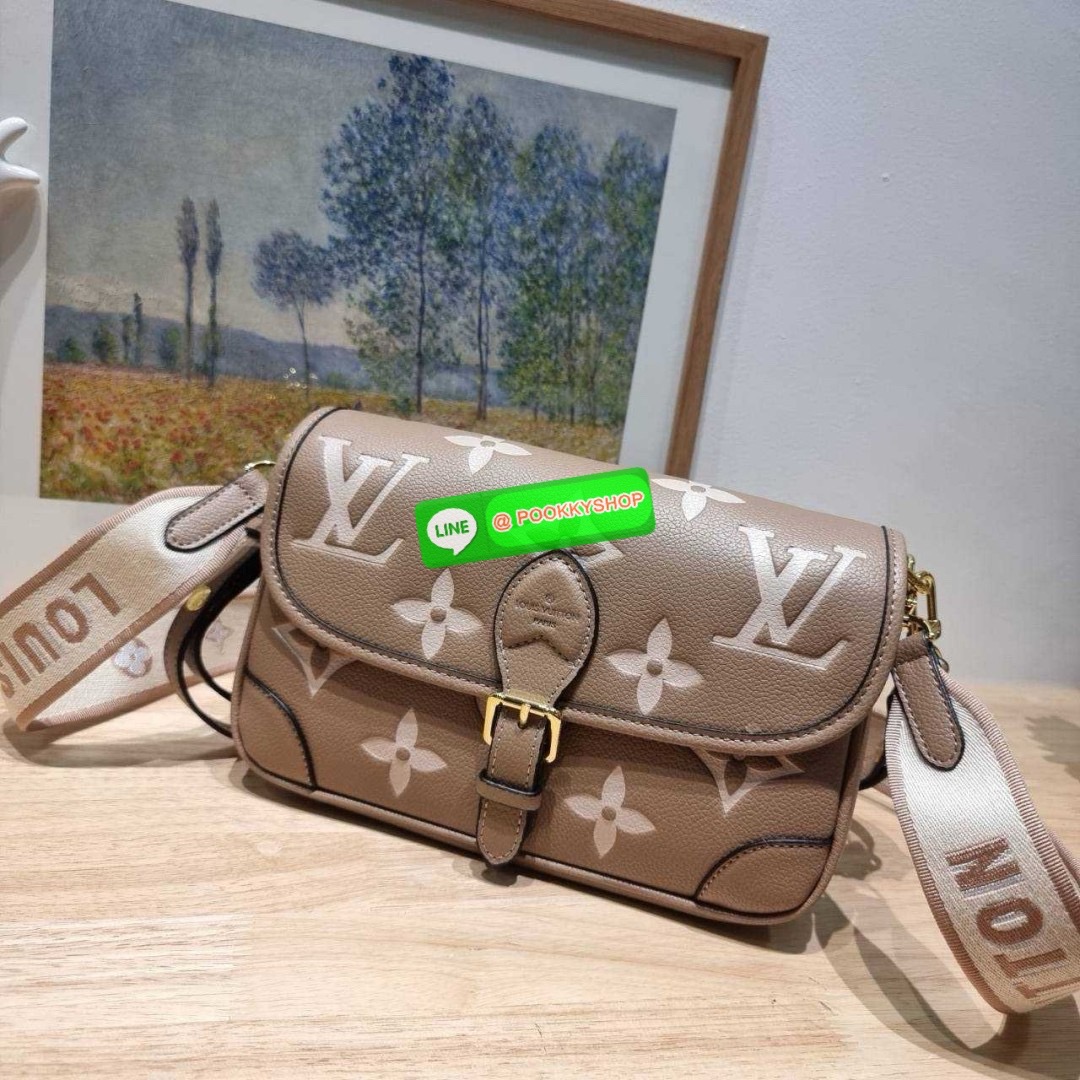 LV diane monogram empreinte bag 🔆 Details กระเป๋ามัลติฟังก์ชั่นสุดคุ้มจากเคาน์เตอร์ dutyfree ที่ดีไซน์ออกมาได้น่ารักน่าใช้มากๆ มีสายมาให้ถึง 2 แบบ สายหนังคล้องไหล่ได้ ปรับสะพายข้างได้ และสายสปอร์ตครอสบอดี้ได้ สวยลูกคุณหนูมากๆ ปรับเปลี่ยนใช้ตามลุคแ