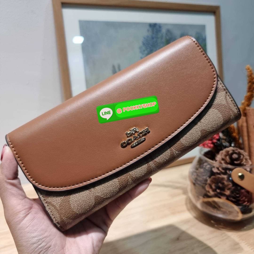 COACH F54022 SLIM ENVELOPE WALLET IN SIGNATURE กลับมาแล้วจ้า!! กระเป๋าสตางค์รุ่นขายดี 🔥 ทรงจดหมายรุ่นฝาพับ สวยคุณหนู หรูเกินราคา วัสดุหนังแคนวาสเคลือบลาย ภายในใส่มือถือได้ ใส่บัตรได้ มีช่องซิปแยกแบ่งเป็นสัดส่วน รุ่นนี้ใช้ยังไงก็ไม่มีเบื่อ สวยคลาสส