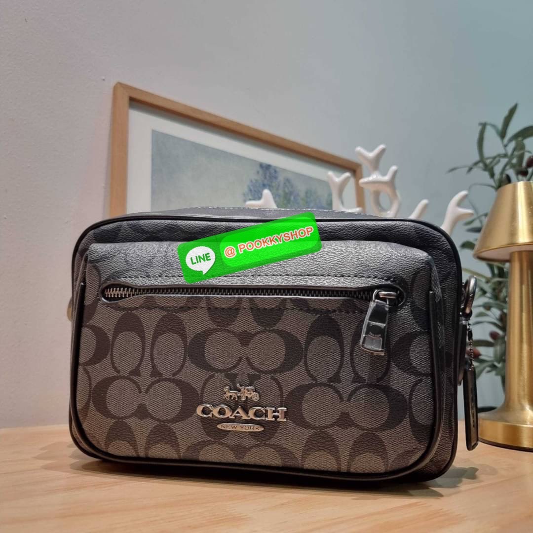 🔆 Model COACH CJ510 ELIAS CROSSBODY IN SIGNATURE CANVAS 🔆 Details ใหม่ล่าสุด กับไอเท็มสุดชิค กระเป๋าครอสบอดี้ทรงคลาสสิค ดีไซน์รูปแบบใหม่ ใช้งานง่ายและสะดวก ด้านหน้ามีช่องซิป ด้านหลังมีช่องแยกให้ เปิด-ปิดด้วยซิป ภายในเป็นช่องโล่ง มีช่องซิปแ