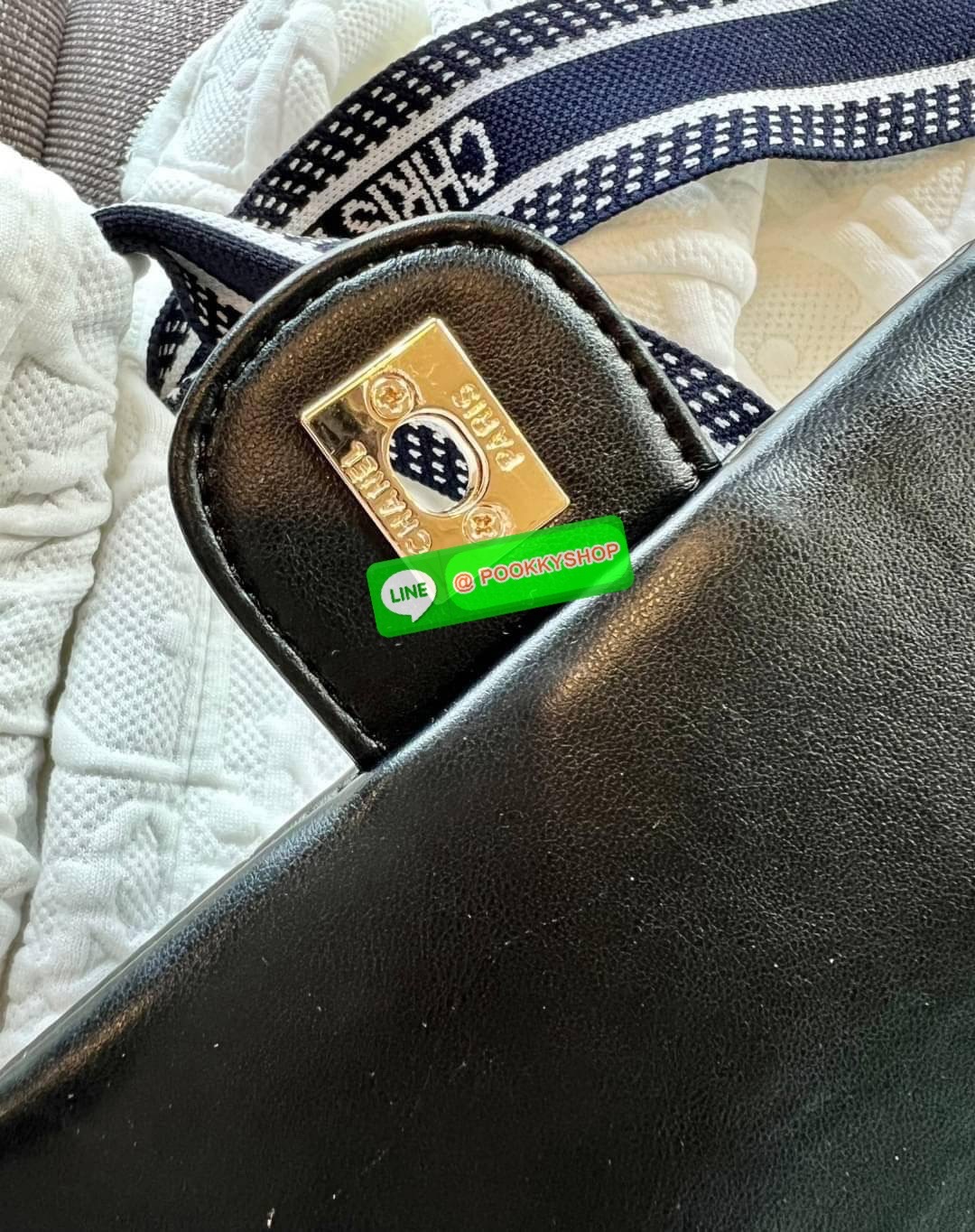 CHANEL SHOULDER BAG WITH CHAIN BAG ((Chanel vip gift make up ตปท.)) 🎁พร้อมส่ง! รุ่นนึ้จะใช้เองหรือซื้อฝากเพื่อนๆ ก็ถูกใจผู้รับเลยค่า หนังแกะสังเคราะห์ หนังดีมีความนิ่มและเงาในตัว สัมผัสคือหลงรักแน่นอนค่ะ🤩 โดดเด่นด้วยสายสะพายร้อยลูกเต๋ามีตั