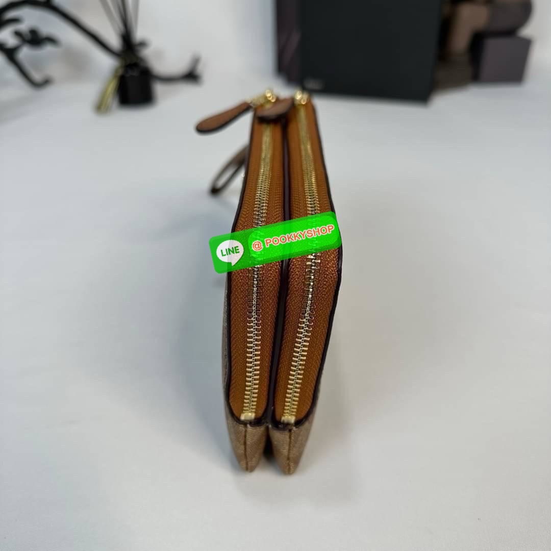 กระเป๋าคล้องมือ COACH 87591 DOUBLE CORNER ZIP WRISTLET IN SIGNATURE CANVAS (COACH 87591 ） กระเป๋าคล้องมือ2เซิปใหญ่ ลายCหนังและ ด้านในเป็นผ้า แบ่งเป็นช่องเล็กๆใส่เหรียญใส่แบงค์ใส่บัตร แล้วแต่จะใส่มีหลายช่อง ใส่โทรศัพท์ได้ทุกรุ่นพร้อมสายคล้องมือ