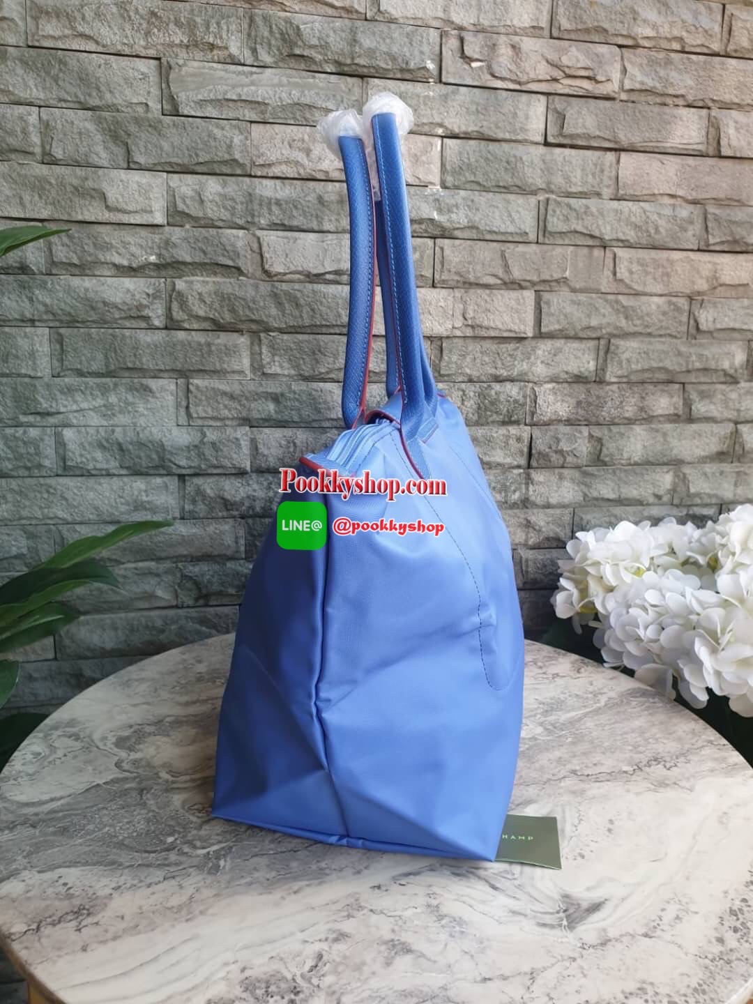 Longchamp Le Pliage Club Tote Bag Size L หูยาว วัสดุเนื้อผ้า Nylon Canvas เคลือบกันนำ้ ตัดด้วยหนังแท้ที่มีน้ำหนักเบา ดีไซน์เรียบง่ายแต่เต็มไปด้วยความคลาสสิก จนเป็นที่ชื่นชอบไปทั่วโลก Longchamp ปรับโฉม LE PLIAGE ด้วยการปักลายรูปม้า-ตราสัญลักษณ์ของแบรนด์บนผ