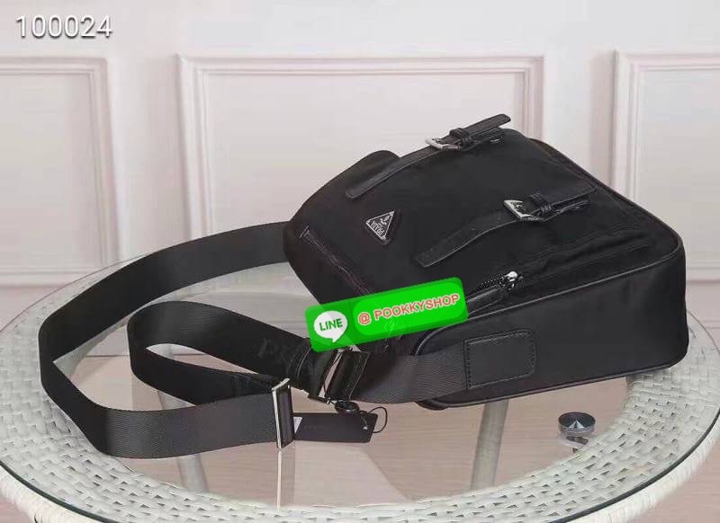 Prada Nylon Travel Bag กระเป๋าถือวัสดุผ้า nylon เนื้อหนา ใบใหญ่ คุณภาพดี อะไหล่เงินสวยหรู ผสมหนังแท้ ด้านหน้าประดับ logo brand ช่องหลักเปิดปิดด้วยซิป ภายในโล่งกว้างจุได้เยอะแบบจุใจ มีช่องซิป และช่องเล็ก ซับในพิมพ์ลายโลโก้แบรนด์สวยๆ มาพร้อมสายสะพายยาว ปรับ