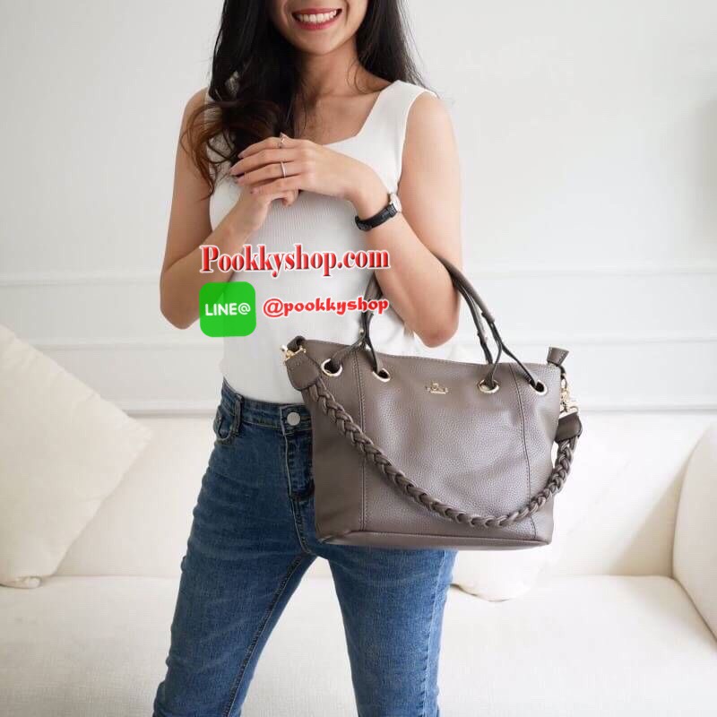 รุ่น Andrea city bag เปิดตัวรุ่นใหม่พร้อมอะไหล่สามแถว สั่งทำพิเศษจากโรงงานเดียวกับแบรนด์ดังระดับโลกเลยค่ะ สุดหรูไม่ลอก มาในทรงสุดสวยเปิดตัวใหม่✔️ มีสายสะพายสองเส้น เส้นแรกคือสายเปีย สะพายแล้วดูน่ารักสุดๆ หรือจะใช้สายสะพายยาวก็คล่องตัว ปากกระเป๋ามีซ