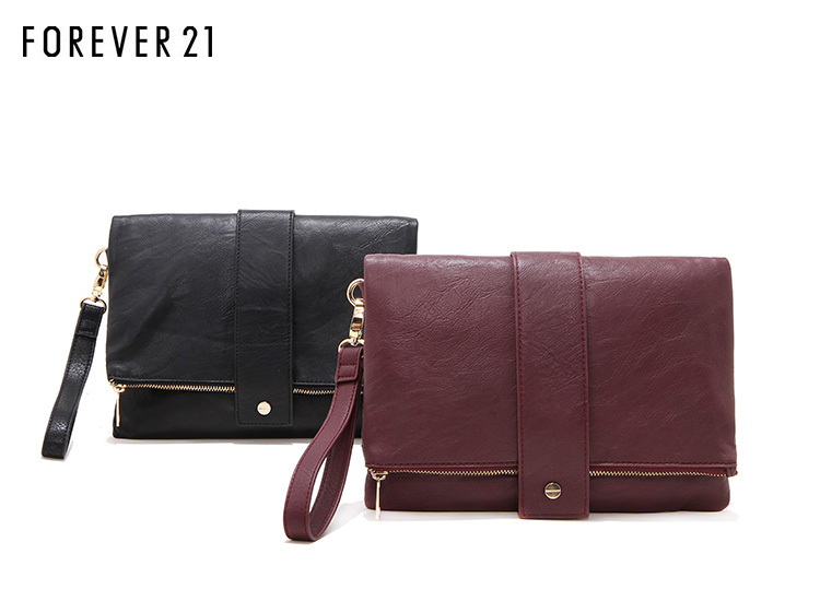 กระเป๋าหนังคลัชมือ Clutch แบรนด์ Forever21 หนังมีTexture ในตัว เนื้อหรูมากคะ ติดแท็คForever 21 ด้านใน ช่องใส่ของซิบใหญ่ 1 ด้านในมีซิปแบ่ง 1 ช่องแบ่งใส่ของ2ช่อง