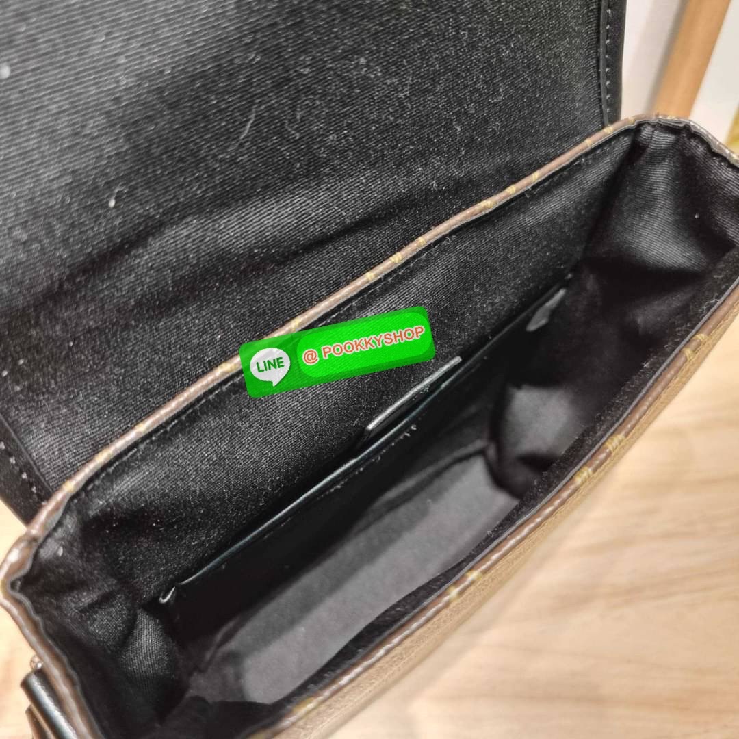 LV bass macassar monogram bag ของใหม่จัดให้หนุ่มๆ จากเคาน์เตอร์ dutyfree กับกระเป๋าสะพายทรงแมสเซ็นเจอร์ ไซส์กำลังดี เหมาะกับหนุ่มๆที่รักความคล่องตัว วัสดุหนังแท้ปั๊มลายเต็มใบ ดีไซน์คลาสสิค เปิด-ปิดด้วยกระดุมแม่เหล็ก ภายในโล่ง ใส่โทรศัพท์ได้ทุกรุ่น ใส่กระเ