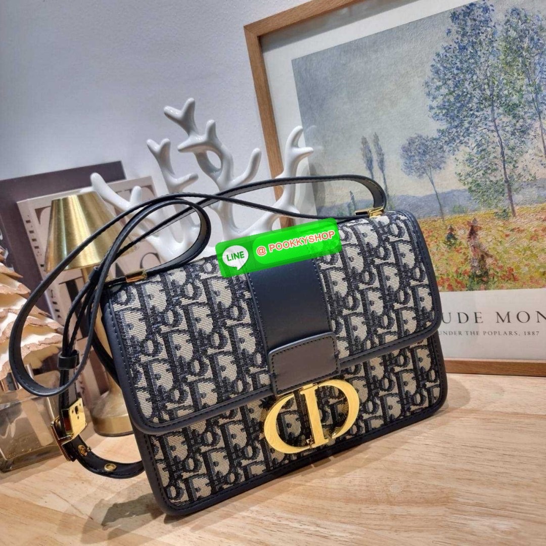 CD 30 MONTAIGNE BAG 🔆 Details กระเป๋าสะพายข้างสุดฮอต จากเคาน์เตอร์ dutyfree ที่สาวๆต้องไม่พลาด ทรงสวยมีกิมมิคในตัว ดูแพง ดีไซน์ย้อนยุคเป็นเอกลักษณ์ เปิด-ปิดด้วยอะไหล่กดล็อคแน่นหนา ใช้งานง่าย ด้านหลังมีช่องใส่ของจุกจิกได้ ภายในเป็นช่องโล่ง ใส่ของสำ