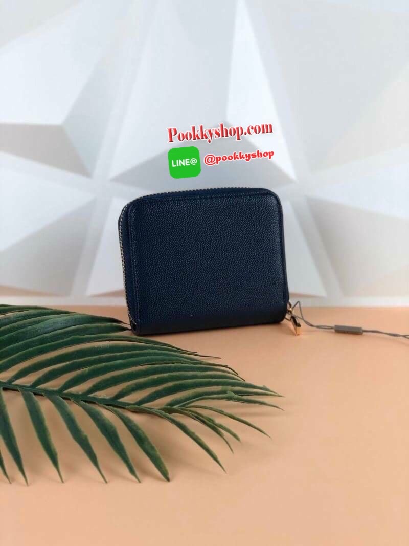CHARLES & KEITH COMPACT WALLET กระเป๋าเงินใบสั้นฟังกชันครบ!! ด้านหน้ามีโลโก้แบรนด์ มีช่องซิปใส่เหรียญ เปิดปิดแบบกระดุม ด้านในมีช่องใส่การ์ด 16 ช่อง มีช่องใส่ธนบัตรตามยาว ไม่ต้องพับแบงค์ค่า คุ้มมากๆเลยใบนี้ ใช้กับกระเป๋าใบมินิได้สบายเลยจ้า คอนเฟิร์มὄ