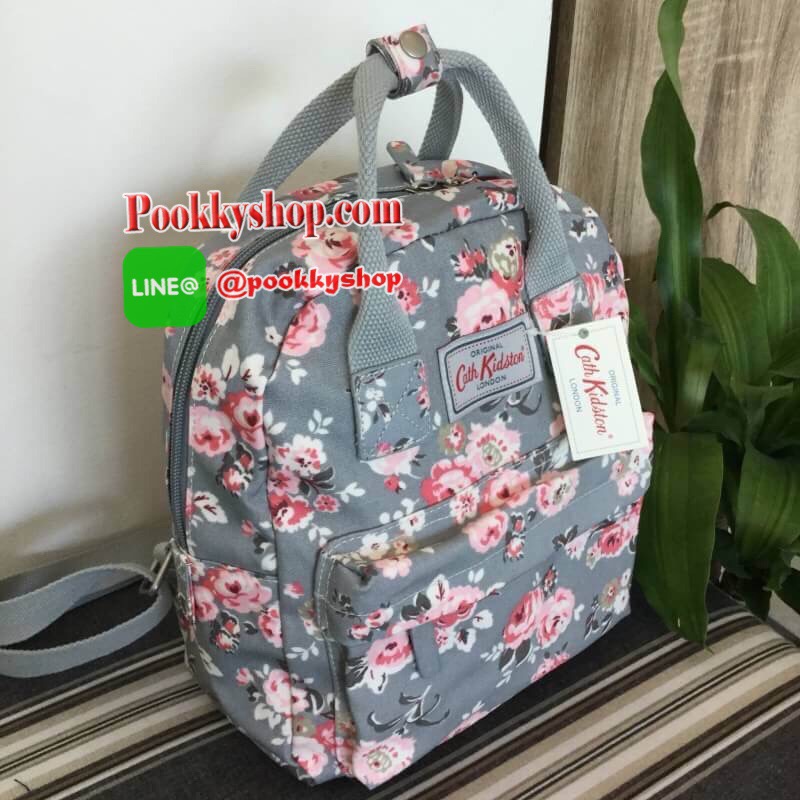 cath kidston Mini Backpack Bag กระเป๋าสะพายเป้รุ่นมินิ แบรนด์ดังสไตล์วินเทจสุดฮิต วัสดุ Canvas เคลือบกันน้ำสามารถเช็ดทำความสะอาดได้ เปิดปิดด้วยซิปสะดวกใช้ ด้านหน้าประดับโลโก้ cath Kidston พร้อมช่องซิปด้านนอกใส่กระเป๋าสตางค์ มือถือได้ ด้านในมีช่องซิป สามาร