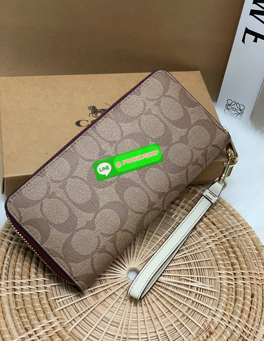 💥NEW IN!💥🌈สินค้าจำนวนจำกัด ห้ามพลาดจร้าา! COACH X PEANUTS LONG ZIP AROUND WALLET IN SIGNATURE CANVAS WITH VARSITY PATCHES ((C4598)) พร้อมส่ง น้องน่าใช้มากๆค่ะ! กระเป๋าเงินใบยาว แบบซิปรอบ มาพร้อมสายคล้องมือถอดออกได้หนึ่งสายค่ะ ด้านห