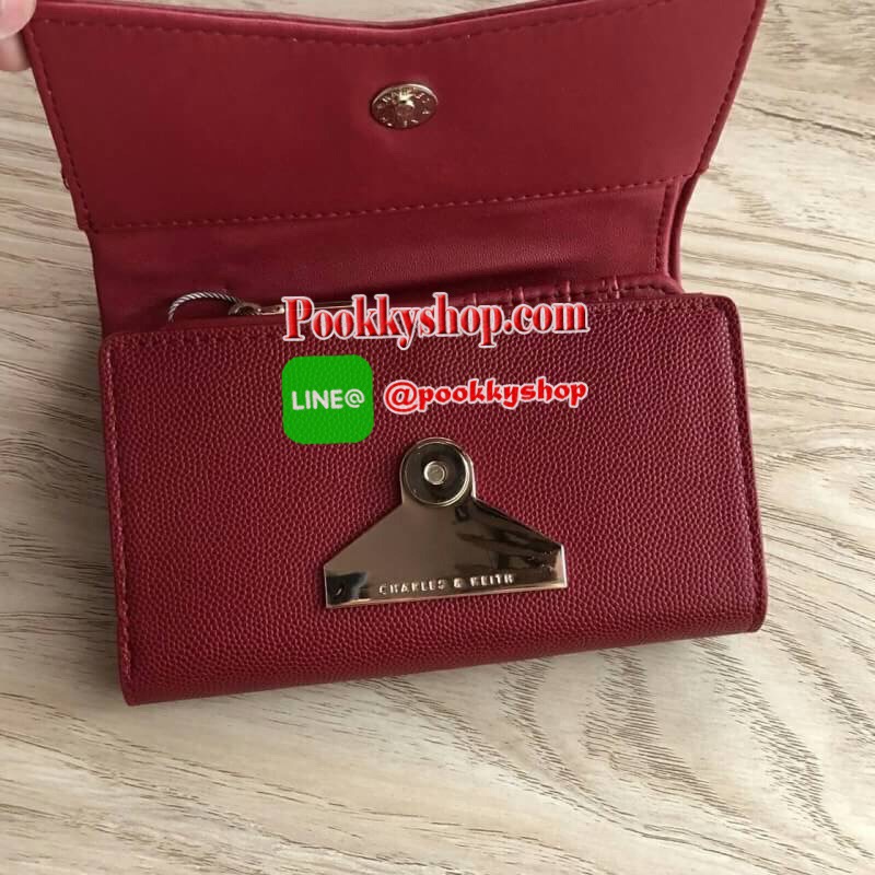 New!! Charles & Keith Front Flap Detail Wallet ด้านหน้าแต่งโลหะเหล็ก ปั๊มโลโก้แบรนด์ เปิด - ปิดด้วยกระดุมแม่เหล็ก ด้านในมีช่องใส่บัตร ช่องใส่รูป ช่องใส่ธนบัตร 2 ช่อง และช่องซิปใส่เหรียญ