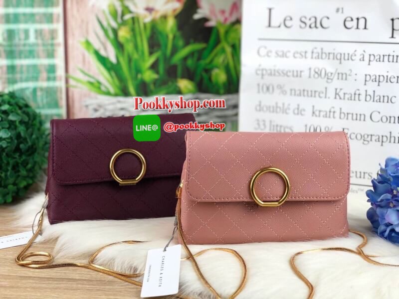 CHARLES & KEITH QUILTED PUSH-LOCK CLUTCH กระเป๋าสะพายข้าง/ครอสบอดี้ ใบกะทัดรัดวางอยู่ทรง. วัสดุหนังพิมพ์ลายคาเวียร์ ตัวกระเป๋าเดินด้ายเป็นลายตารางสวยงาม ด้านหลังมีช่องใส่บัตร 1 ช่อง เปิดปิดด้วยตัวล็อก ด้านในแบ่งเป็น 2 ช่องใหญ่ รุ่นนี้ใส่ Iphone7 ได้ กระเป