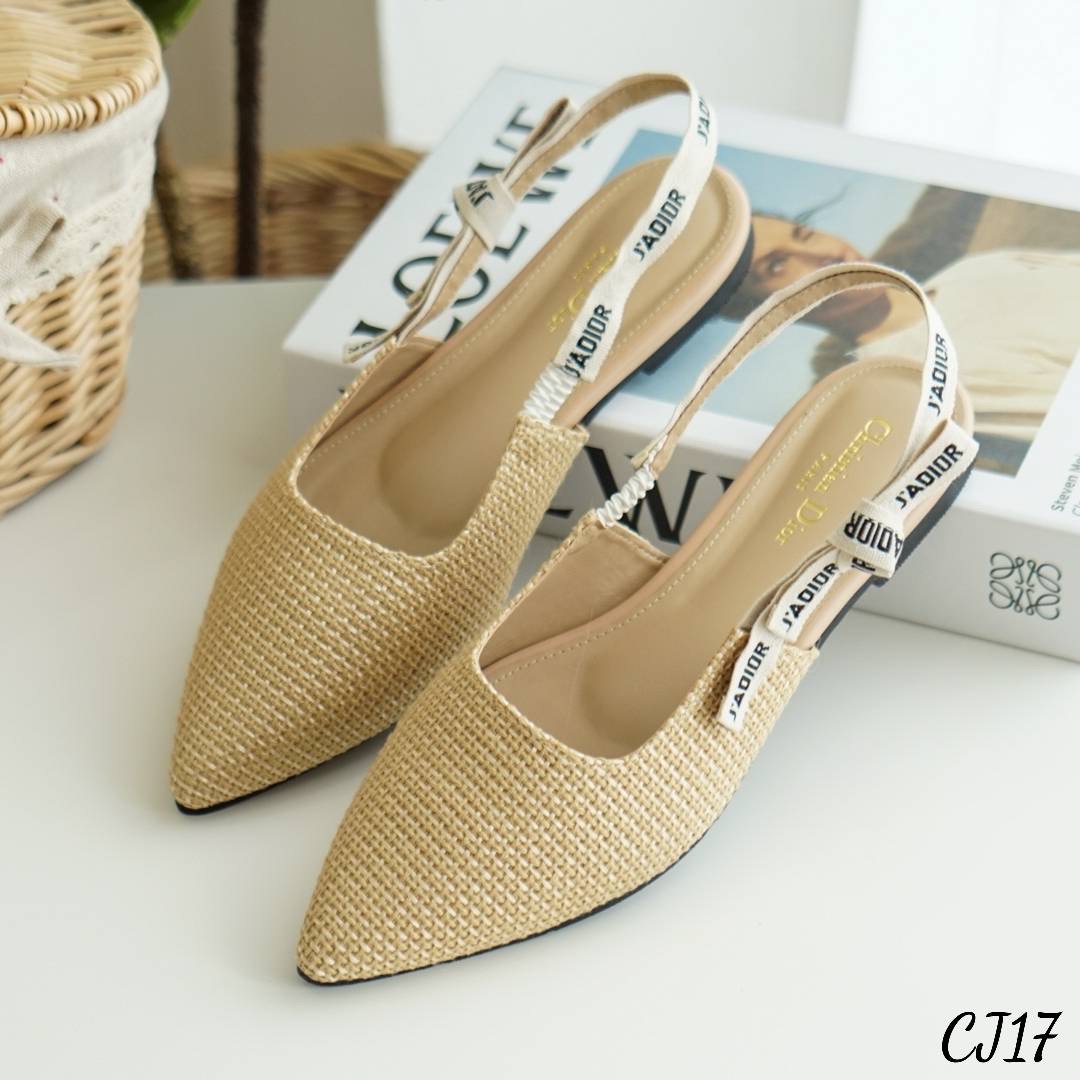 พร้อมส่ง รองเท้า D io r ตัวใหม่ ทรงสวมปิดหัวส้นแบน สายรัดส้นเป็นริบบิ้น งานปักโลโก้ วัสดุทำจากผ้ากระสอบซับหนังนิ่มด้านใน งานสวยมากค่ะ น่ารัก สุดๆ สีสวย พื้นปั้มแบรนด์