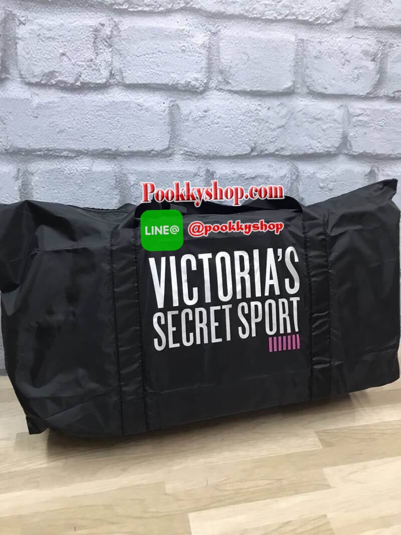 VICTORIA'S SECRET SPORT TOTE GYM BAG กระเป๋าถือเดินทางใบใหญ่สไตล์สปอร์ต วัสดุไนล่อนเนื้อดี ภายในกว้าง จุสัมภาระได้เยอะ น้ำหนักเบา ด้านหน้าและหัวซิปสกรีนโลโก้แบรนด์ เปิดปิดด้วยซิปเดียวสะดวกใช้งาน พกพาสะดวก ออกทริป เล่นยิม เล่นโยคะ สัมภาระเยอะแค่ไหนก็ห