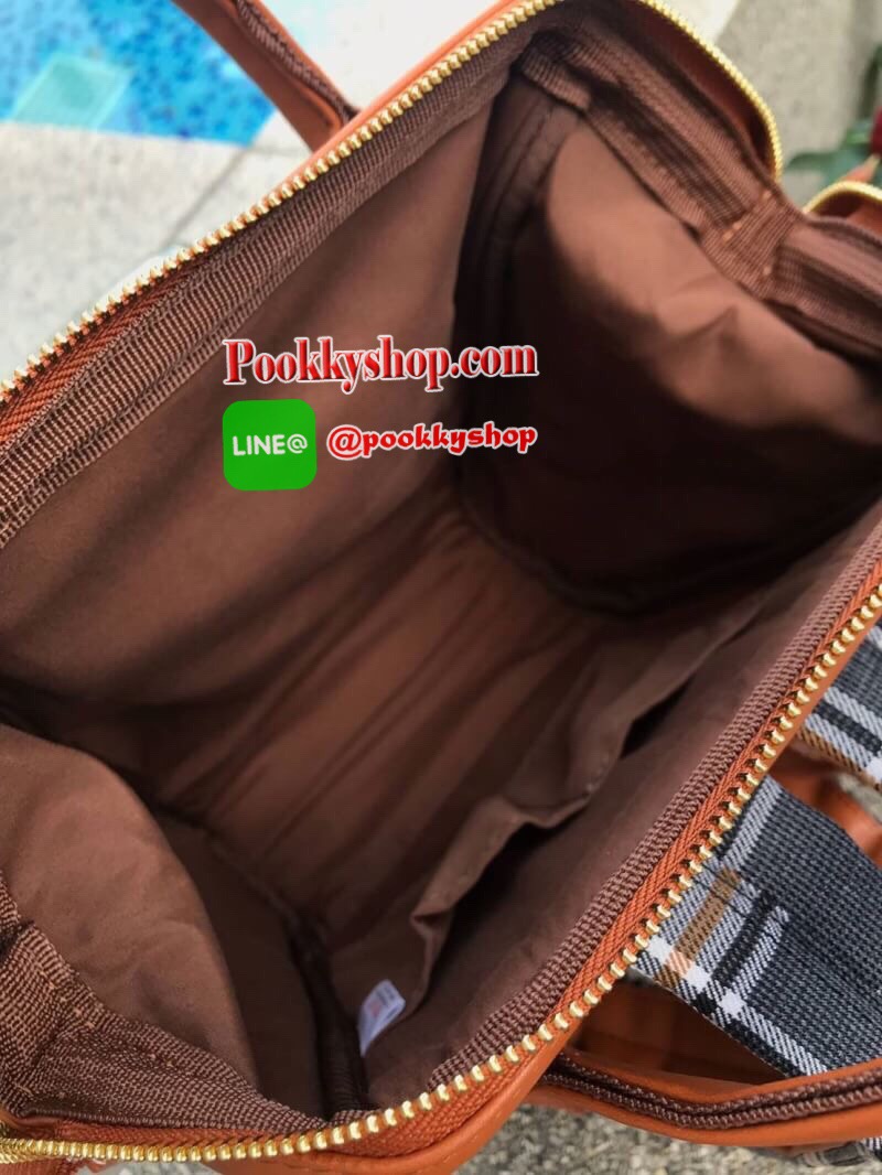 Anello Checked Hinge Clasp Mini Backpack เปิดตัวคอลเลคชั่นใหม่ปลายปีสุดน่ารัก วัสดุผ้าแคนวาสลายสก็อต และขอบบนล่างและด้านหลัง วัสดุpu โลโก้แบรนด์ด้านหน้าตัดหนังทรงกลม จุดเด่นในการใช้งานยังคงเหมือนเดิม ต่างที่ขนาดจะเล็กกว่ารุ่นออริจินัลไซส์มินินิดเดียว ผู้ใ