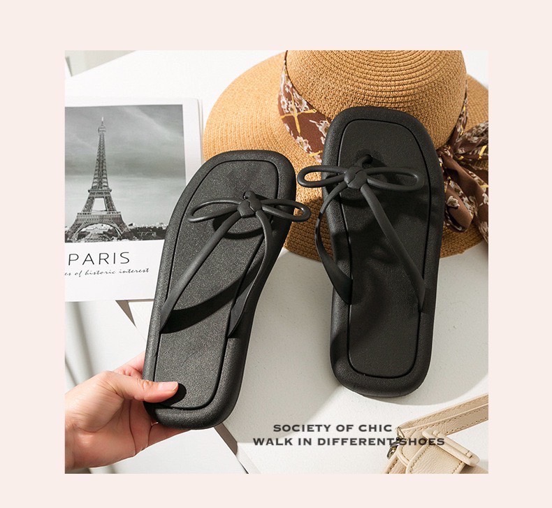 น้องคนสวยพร้อมส่งแล้วค่าาา‼️🥰 เพิ่มความสดใสให้วันธรรมดาดูพิเศษขึ้นได้ง่ายๆ รองเท้าแตะงานยางนิ่ม รับหน้าฝน ทรงหน้ากว้าง น่ารัก คิขุ แมตช์ง่าย กันน้ำ อุ่นใจว่าฝนนี้รองเท้าคู่โปรดคู่นี้จะให้ดูแลง่ายๆ ไม่ต้องกลัวด่าง ราคาเบา เหมือนตัวรองเท้าเลยจ้า