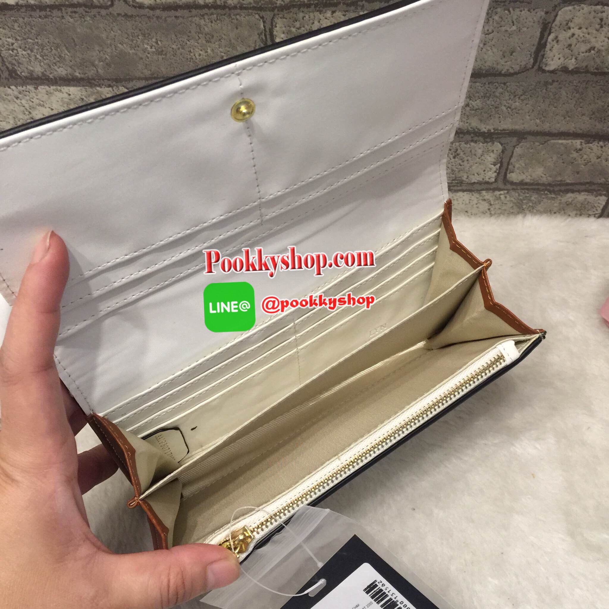 New Arrival!! LYN CLARLYNNA WALLET กระเป๋าเงินใบยาว ด้านหน้าแต่งโลโก้แบรนด์สีทองหรู เปิดปิดด้วยกระดุม ด้านในมีช่องใส่บัตร 10 ใบ พร้อมช่องซิปใส่เหรียญและช่องธนบัตร 2 ช่องใหญ่ เป็นกระเป๋าเงินที่สวยเรียบหรูมากๆค่า