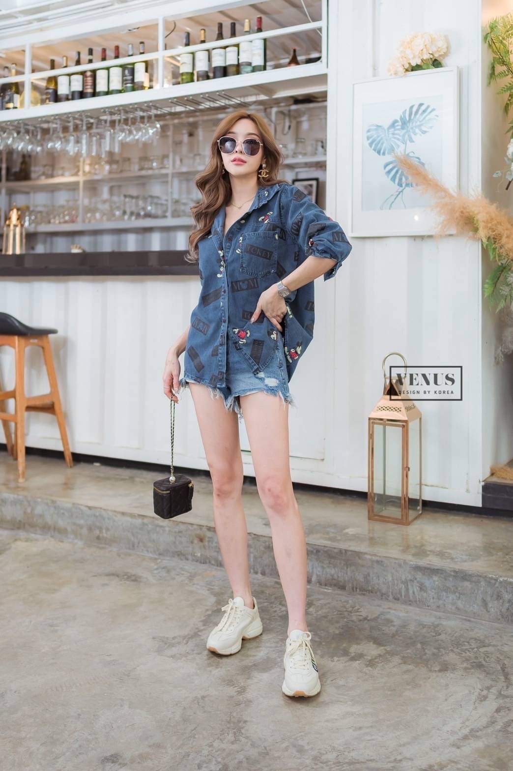 Restock 💙💙💙💙 I'm Lady By Venus Micky Jeans เสื้อเชิ๊ตผ้ายีนเนื้อดี สกีนลายการ์ตูนย์สุดน่ารัก งานสวยนะคะ แม๊ทกับกางเกงยีนขาสั้นก็น่ารักคะ