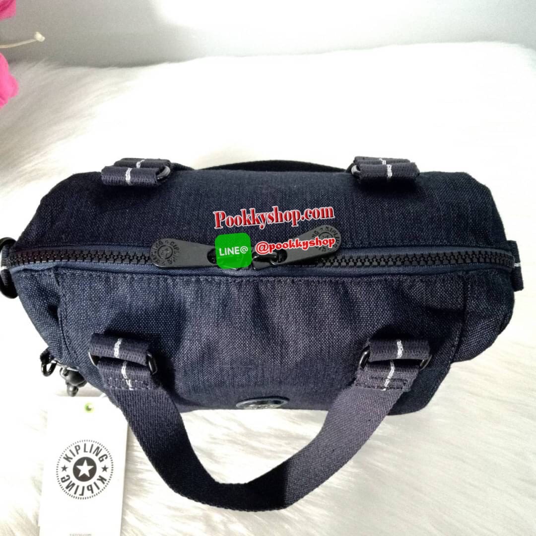 Kipling Brynne handbag & shoulder bag กระเป๋าถือหรือสะพายข้าง รุ่นใหม่จาก Kipling รูปทรงโค้งมนสวย พร้อมสายสะพายแบบคล้องแขนและสายสะพายยาว สามารถใช้งานได้ทั้ง 2 แบบ ด้านหน้ามีช่องใส่ของใช้จุกจิก ด้านในช่องโล่งกว้าง มีซิปข้างและช่องใส่ของแยกอีกฝั่ง เหมาะกับก