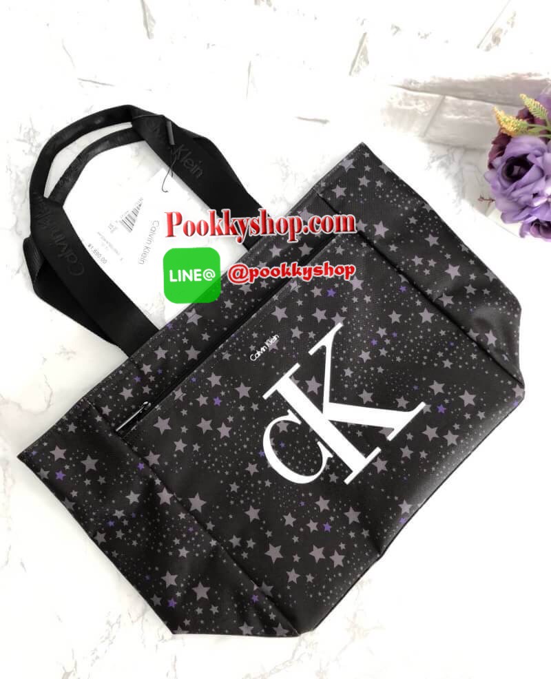 New !!! Calvin Klein Mediem Tote Bag พร้อมส่ง สินค้ารุ่นหายากค่ะ!!! กระเป๋าถือทรง tote วัสดุผ้าอย่างดี ด้านหน้าสกรีนโลโก้แบรนด์อย่างดีนะค่ะ!!! มีช่องซิปยาว ช่องกว้างใส่ของจุค่ะ. เปิดปิดกระะป๋าแบบซิป หัวซิปปั้มแบรนด์ค่ะ ภายในกระเป๋าโล่งกว้างมากค่ะ มีช่องซิ