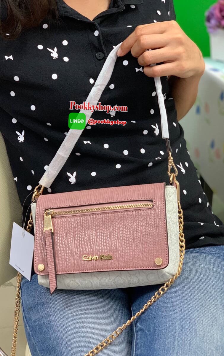 New arrival !! CALVIN KLEIN HANDBAG // SHOULDER BAG กระเป๋าถือ//คล้องไหล่//สะพายข้าง//หรือครอสบอดี้ร์ได้ค่ะ ดีไซด์สวย น่าใช้มากๆค่ะ วัสดุหนังผสมนิ่มมือค่ะ ด้านมีโลโก้แบรนด์ พร้อมช่องซิปใส่ของจุกจิก เปิดปิดกระเป๋าแบบกระดุมแม่เหล็ก ภายในแบ่งสามช่อง สามารถใส