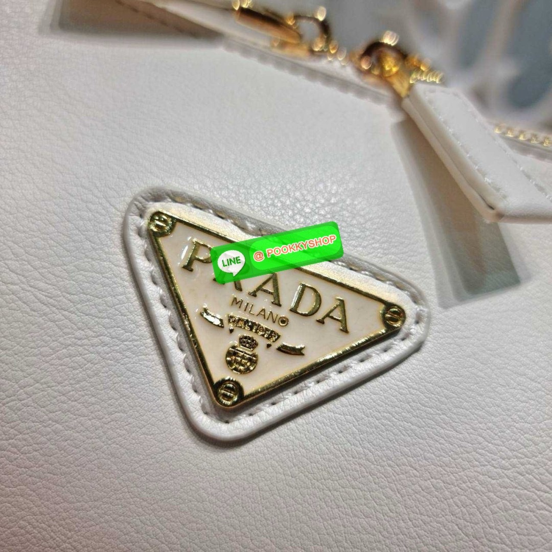 PRADA MEDIUM LEATHER HANDBAG 🔆 Details สะเทือนวงการแฟชั่นแบบสุด! กับกระเป๋าสะพายไหล่พรีเมี่ยมกิ๊ฟ ดีไซน์เก๋และมาแรงมาก สาวๆหนุ่มๆติดแกลมต้องไม่พลาด สวยดูแพง หูสะพายคล้องไหล่สะดวก ปากกระเป๋ามีซิปรูดเปิดปิดง่าย ภายในแบ่งสัดส่วนสวย โล่งกว้าง มีทั้งช่