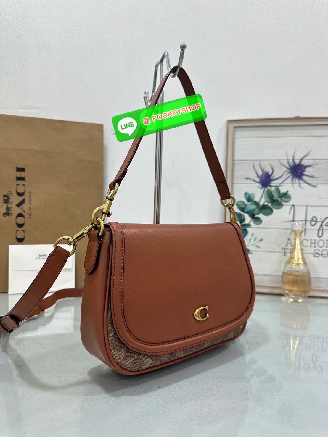 เรียบ หรู แต่ดูแพงแบบไม่ตั้งใจ Coach CU099 – Studio Shoulder Bag รุ่นฮิตสุดมินิมอล ตัว C เล็กหรูบนหนังสีคลาสิค ทรงสวยสะพายได้ทั้งถือไหล่และ crossbody ไม่ว่าจะใส่ลุคไหน… ก็เปลี่ยนเป็นลุคคุณหนูมีคลาสได้ในพริบตา