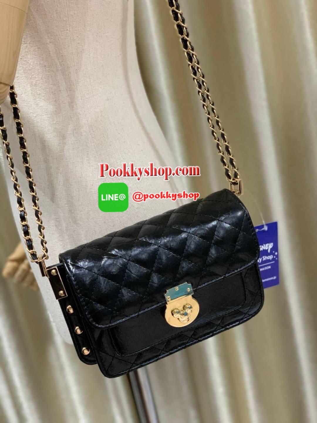 Mickey Mouse STUD DETAIL PUSH LOCK BAG กระเป๋าสะพายข้างรุ่นใหม่สไตล์คลาสสิค สะพายได้หลายแบบหลายลุคช์ สายสะพายโซ่ร้อยหนังแบบคู่ มีหนังรองบ่าไม่เจ็บไหล่ เปิดปิดด้วยสัญลักษณ์หัวมิคกี้แบบหมุนดูมีดีเทล ภายในแยกเป็น2ช่อง มีช่องซิปแยกและช่องเสียบบัตร ด้านข้างประ