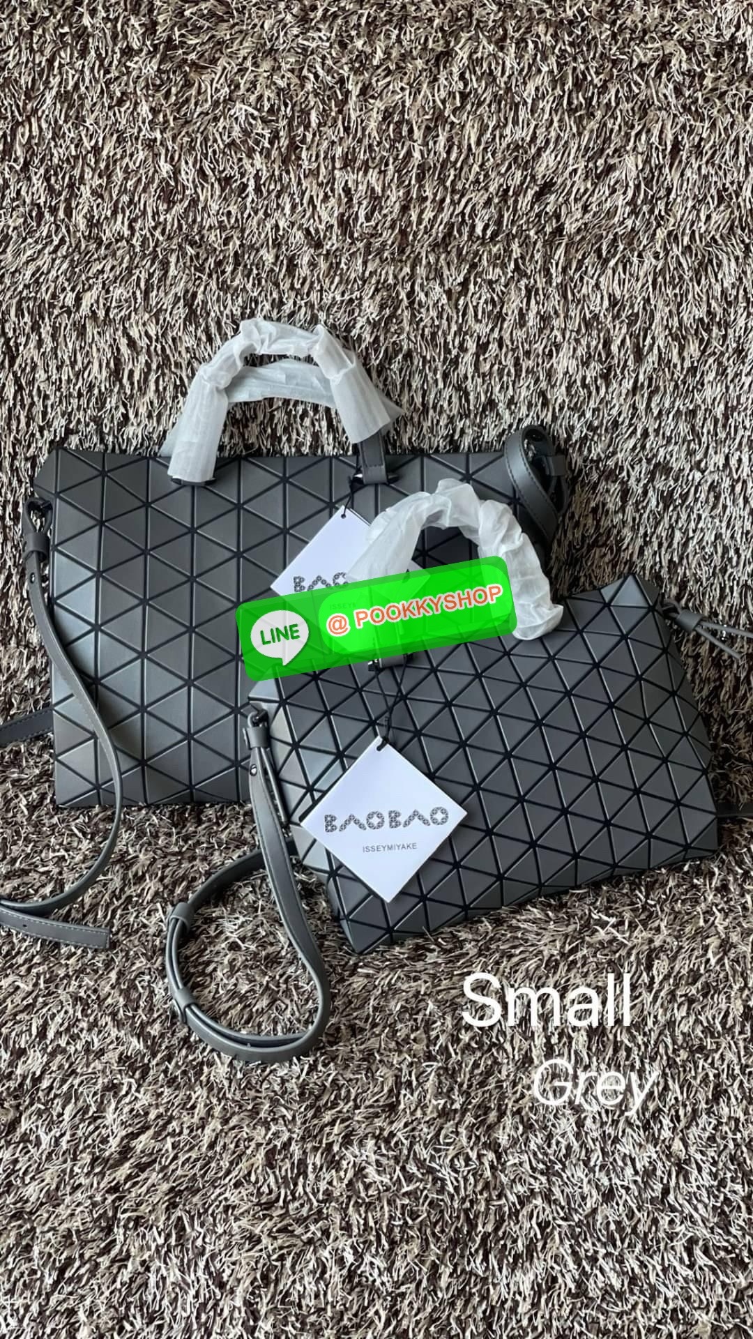 *Small BAO BAO ISSEY MIYAKE TONNEAU เป็น ซีรีย์ที่มีเอกลักษณ์เฉพาะตัว ด้วยแผ่นสามเหลี่ยมที่มีสัญลักษณ์เท่ากันทุกด้าน และยังผสมผสานงานดีไซน์ อันสง่างามเท่ากับฟังก์ชั่น การใช้งานสุดพิเศษ โดยมีจุดเด่นที่ซิปด้านบน สำหรับเปิดปิดและมีสายสะพายไหล่ ที่สามารถถอดออ