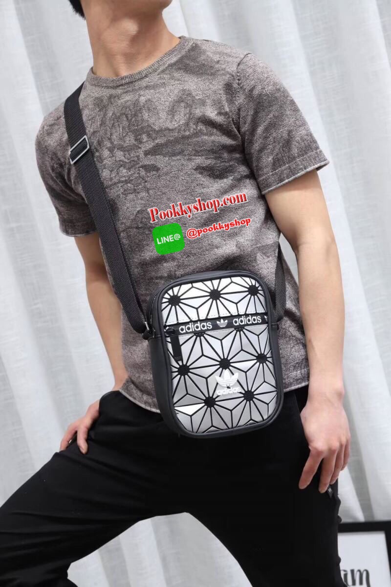 Adidas 3d airliner crossbody bag กระเป๋าสะพายในแนวตั้งเพิ่มลุคช์ให้คุณดูดี เปิดปิดด้วยซิปปั้มโลโก้แบรนด์ ภายในช่องใหญ่มีช่องซิป1ช่องแยกเป็นสัดส่วน สามารถสะพายเป็นสายคู่หรือสายเดี่ยวได้ ด้านหน้าและด้านหลังเพิ่ม1ช่องใส่ของจุกจิก สายซิปrubber กันน้ำซึมผ่านได