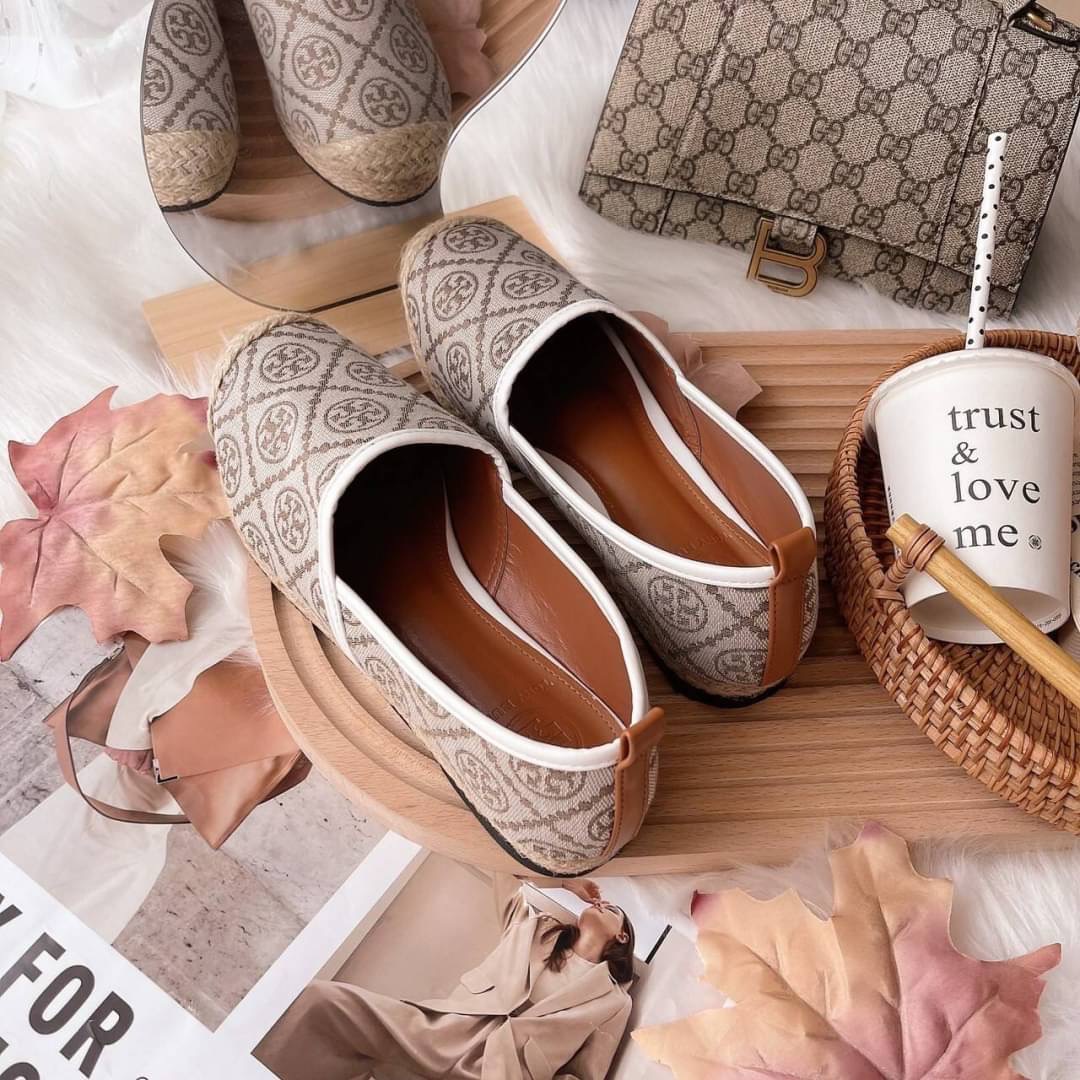 งานเข้าใหม่ เพิ่งเข้าเรยจร้า สีใหม่ รองเท้าผ้าใบ ทอรี่เบิร์ชโมโนแกรม ตัวใหม่ ล่าสุดปีนี้ แบบ คุณเบลล่า สวยค่ะ ผ้าทอสวย เหมือนแท้ พื้นปั้มแบรนด์