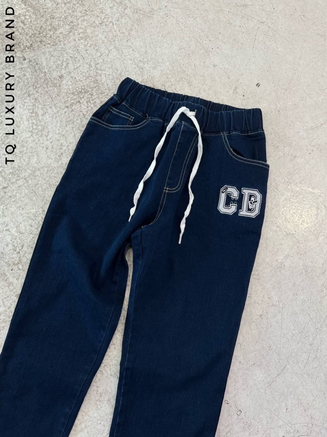 พร้อมส่ง!!! กางเกงยีน Dior งานป้ายแต่งแถบโลโก้กางเกงยีนยืด แต่งแถบปักโลโก้ เอวสม็อคสวยใส่สบายมาก ผ้ายืดเยอะคุณภาพดีมาก10/10 lable Dior