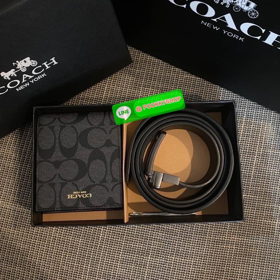 COACH Short Wallet with Belt Set Signature เซทสุดคุ้มค่ะได้ทั้งเข็มขัดและกระเป๋าสตางค์แบบพับ 2 ตอนมีช่องใส่รูปใส่บัตรใส่ธนบัตรแยกเป็นสัดส่วนเหมือนกระเป๋าสตางค์ใบยาวคุณภาพดีตามแบบฉบับของแบรนด์ มาในกล่องแบรนด์สามารถมอบเป็นของขวัญได้ ไอเท็ม Must Have ใครไม่ท