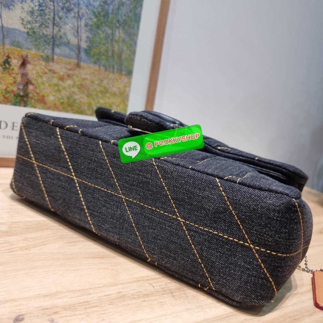 COACH CR704 TABBY SHOULDER BAG 26 WITH QUILTING 🔆 Details ไอเท็มใหม่ ตัวแม่แบบฉ่ำ สวยทำถึง! ต้อนรับซัมเมอร์ให้โดดเด่นกว่าใคร กับกระเป๋าสะพายไหล่ดีไซน์หรูหรา มีดีเทลสวยงามด้วยการเดินด้ายลวดลายตัดกับกระเป๋า เปิด-ปิดด้วยอะไหล่แบบกระดุม ภายในมีช่องเยอ