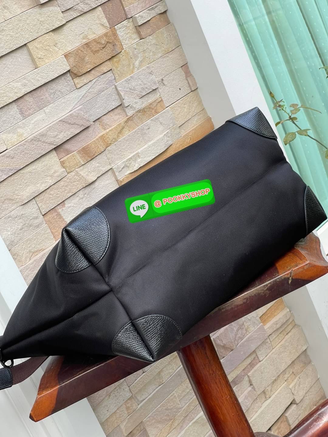 LONGCHAMP BOXFORD TRAVEL BAG L กระเป๋าเดินทางขนาดใหญ่ มาพร้อมสายสะพายที่สามารถถอดได้ ให้คุณเลือกสะพายไหล่หรือถือได้ มีซิปรูดเปิดปิดกระเป๋าที่ให้คุณมั่นใจได้ว่าคุณจัดเก็บไอเท็มของคุณได้อย่างมิดชิด บ็อคฟอร์ด (BOXFORD) สะท้อนความเป็นเอกลักษณ์ของแบรนด์ที่เปี่