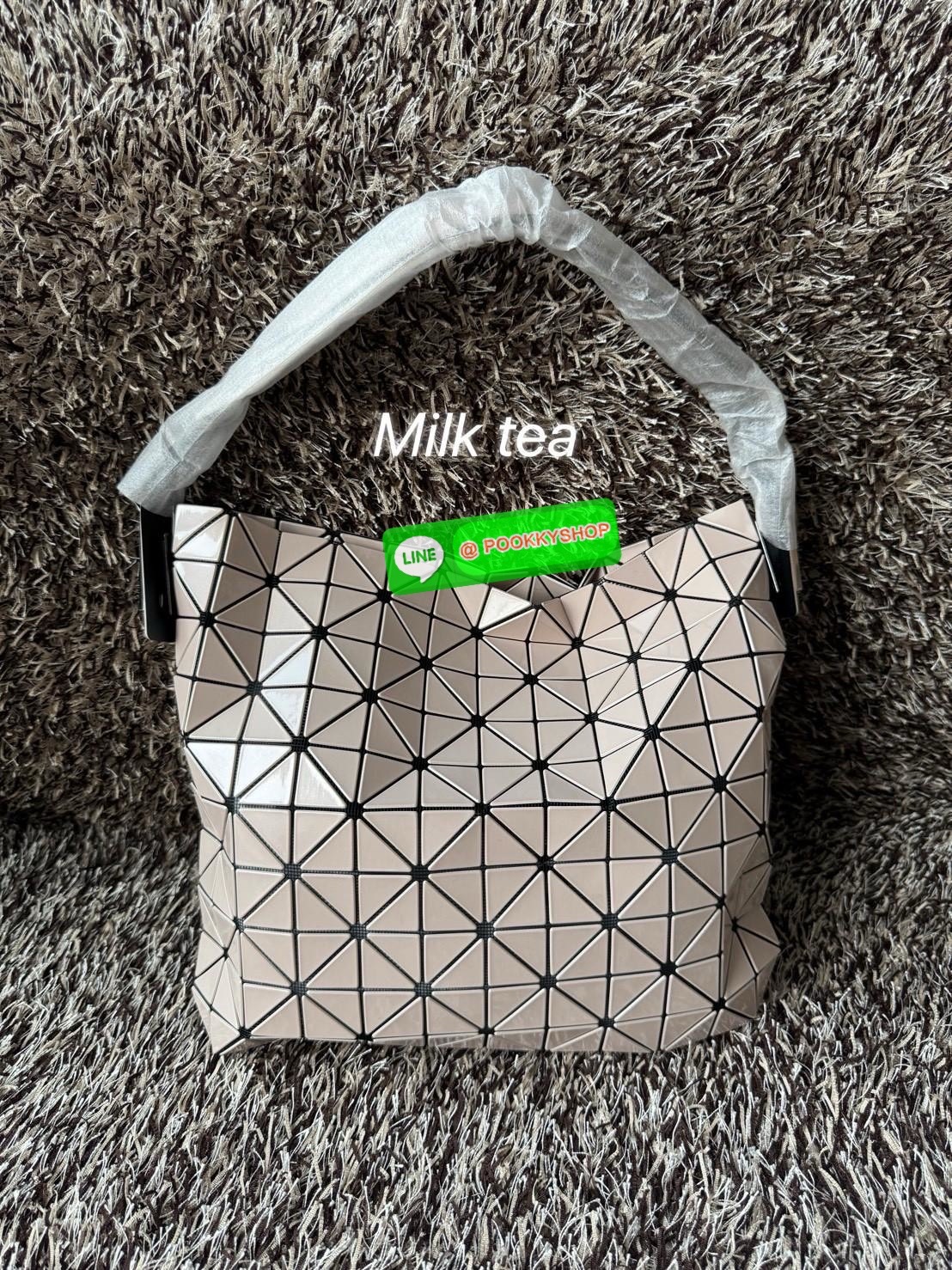 Baobao Issey Miyake Large Baguette เป็นกระเป๋าที่ดูมีมิติและสวยงามด้วยรูปทรงของมัน ซึ่งหูกระเป๋าจะมีความกว้างขึ้นไหล่ได้ได้แบบสบายๆ ใส่ของได้เยอะ ปากกระเป๋ามีช่องซิป ด้านในมีช่องใส่ของเพิ่ม สะดวกสบายพกพาไปได้ทุกที่ รูปทรงกนฃระเป๋าทำให้ดูเรียบง่ายยิ่งขึ้น