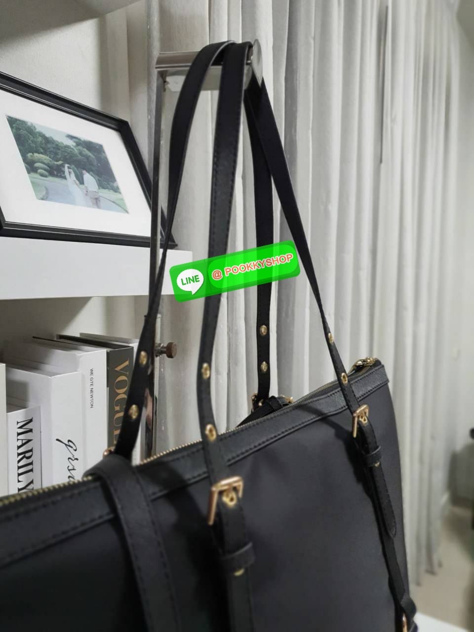 รุ่นยอดฮิต !!! ปังปุริเย่ 🎉🎉 กระเป๋าทรง TOTE BAG จากงานพรีเมี่ยมกิ้ฟ จากเคาเตอร์ต่างประเทศ มาแล้วค่า กระเป๋าใบใหญ่ทรงหรู จากแบรนด์ PRADA เป็น กระเป๋าผ้าไนล่อน ตกแต่งรอบใบได้ สวยมาก ด้านในมีช่องซิปและช่องใส่ของ เป็นสัดส่วน มีช่องหลักและมีช่