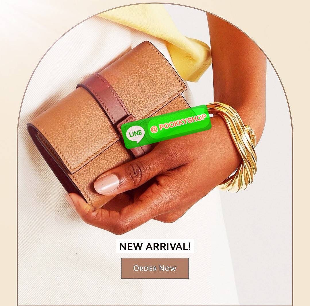 ✴️Don't Miss!✴️NEW! LOEWE SHORT WALLET VIP GIFT WITH PURCHASE กระเป๋าพรีเมี่ยมกิ๊ฟ Limited จาก LOEWE DUTYFREE COUNTER วัสดุหนังแท้เทคเจอร์สวยอยู่ทรงปั้มโลโก้แบรนด์ด้านหน้าเปิดปิดด้วยกระดุม ภายในมีทั้งช่องใส่รูป ช่องใส่ธนบัตร ใส่แบงก์พัน
