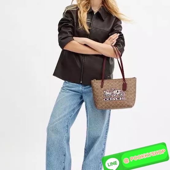 Coach Tote CX587 รุ่นม้าแคร่ Signature Patchwork แดงเบอร์กันดีสุดหรู ✨ รุ่นขายดี ลาย Signature Canvas พร้อมโลโก้ลายรถม้าเพิ่มลูกเล่นเด่นไม่เหมือนใคร 💼 ขนาดกำลังดี น้ำหนักเบา หิ้วไปทำงานหรือใส่ของรายวันก็เก๋