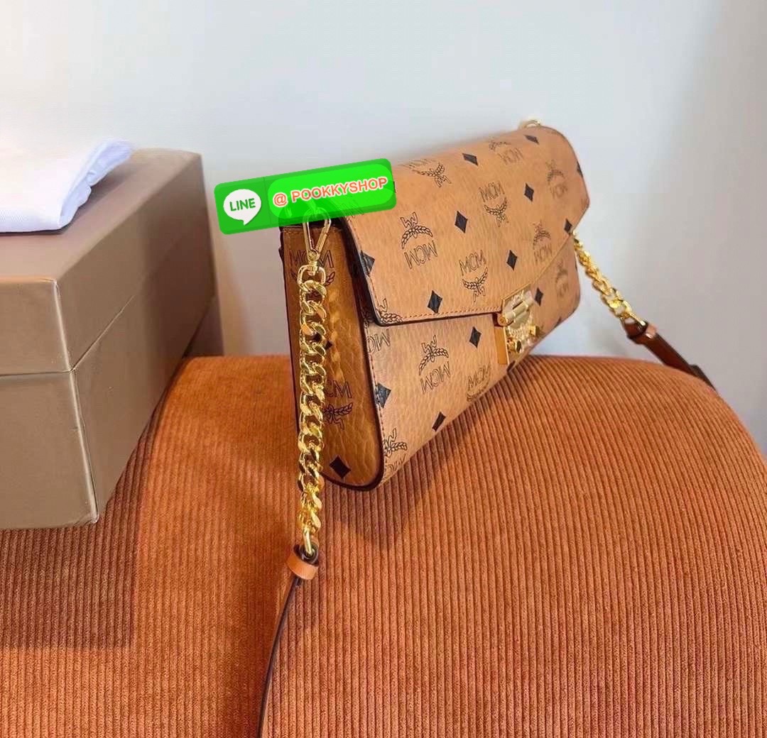 MCM Classic Style Large Chain Bag • กระเป๋าสะพายรุ่น Classic Chain Bag สไตล์หรูเหนือกาลเวลา • วัสดุ Visetos Coated Canvas ลายโมโนแกรมเอกลักษณ์ของ MCM • ฝาปิด Flap Closure พร้อมตัวล็อกโลหะสีทองประทับโลโก้ MCM สวยหรู