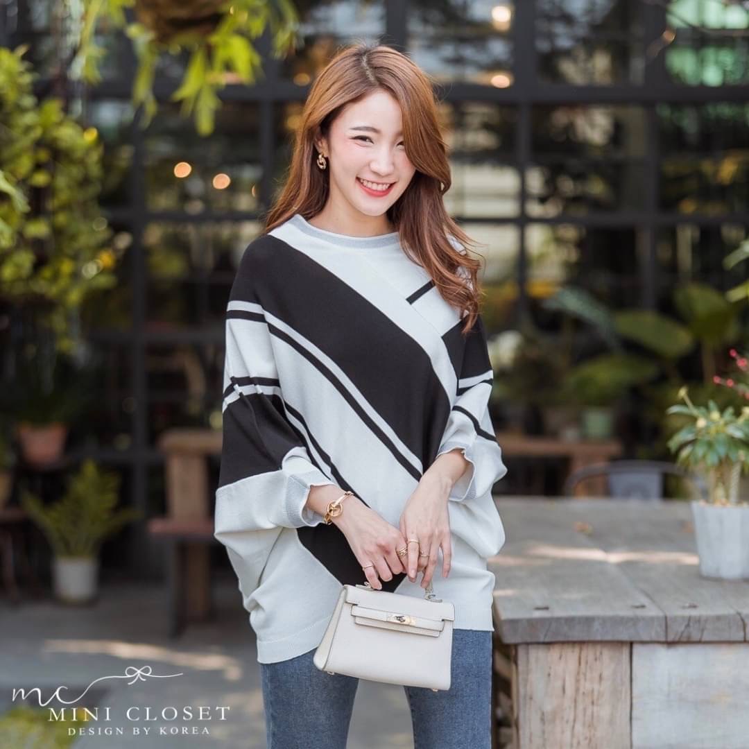 🍃Glister Knitted Tops🍃 ใส่ได้ตลอดมากแม่ กับเสื้อไหมพรมเนื้อผ้าทอสลับสี ความยาวดี ปิดก้นพลางให้ดูผอม แขนสามส่วน ผ้าเค้ามีประกายวิ้งวับ สบายผิวไม่คัน ดีไซน์เก๋ค่าา ดีแบบนี้ไม่พลาดนะจ๊ะ