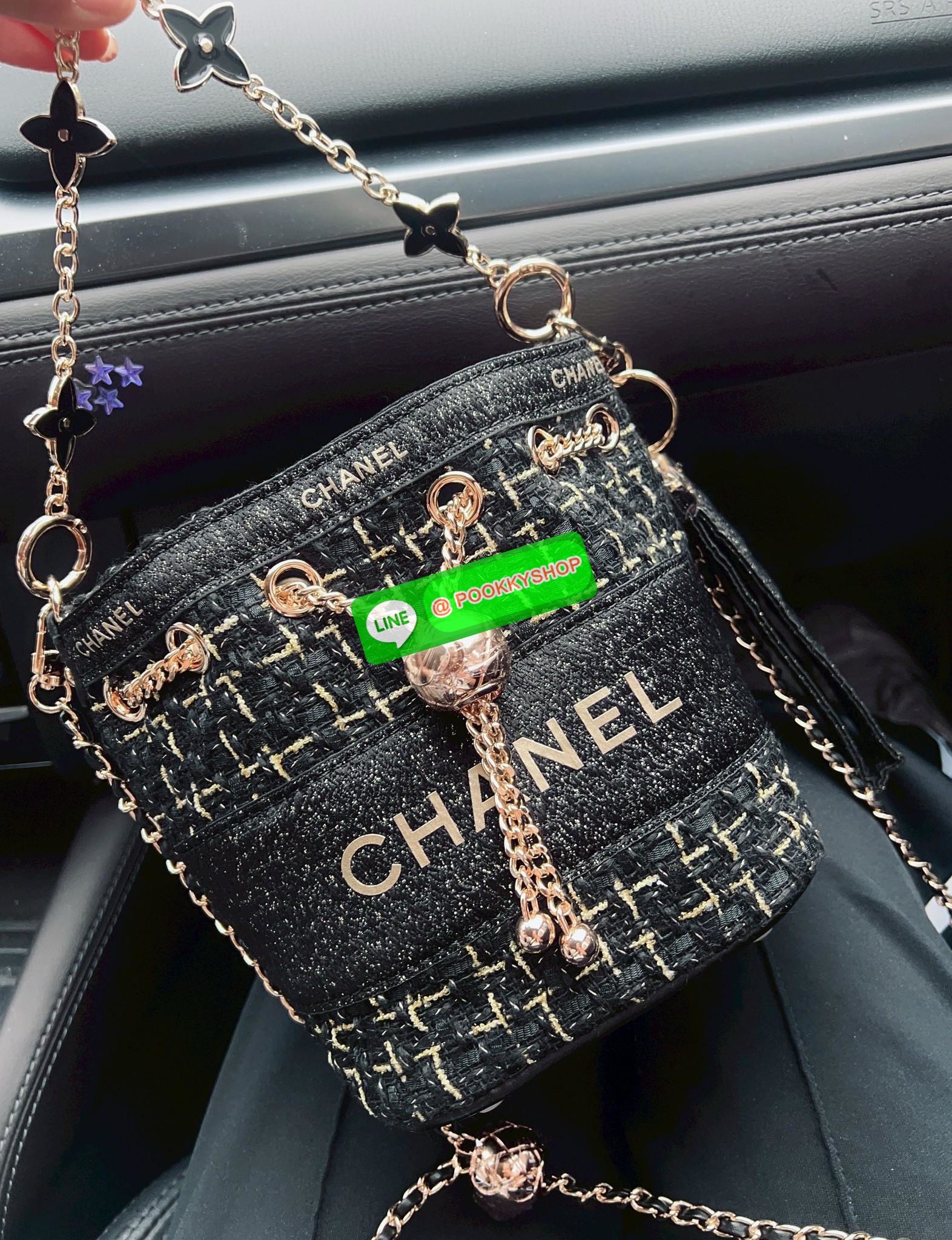 NEW NEW NEW **สินค้าเข้าใหม่** รุ่นนี้บอกเลยว่าสวยทุกอนุ หิ้วไปไหนมาไหนคือเริ่ดไปเลยค่าา CHANEL BUCKET TWEED WITH CHAIN BAG ((Premium gift make up ตปท.)) มีป้ายNot for sale 🔖พร้อมส่งค่าสาวๆ รอบนี้ได้มาไม่เยอะ! กับกระเป๋าขนาดกลางกำลังดี วัสดุผ้าTwe