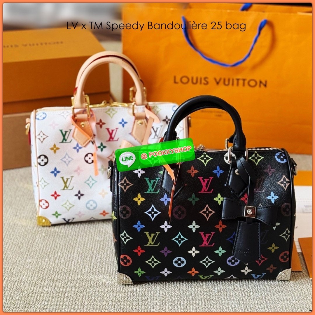 LV x TM Speedy Bandoulière 25 bag กระเป๋าทรงหมอน รุ่นใหม่ท็อปฮิต สวยหรูโดดเด่น มีชีวิตชีวาในคอลเล็คชั่น LV x Murakami ด้วยลายโมโนแกรมสุดไอคอนิกเปี่ยมสีสันที่รังสรรค์ขึ้นใหม่จากพาเลตต์สีสุดป๊อปอันเป็นเอกลักษณ์ของศิลปินชาวญี่ปุ่น ดีไซน์กระเป๋าสุดคลาสสิก รูป