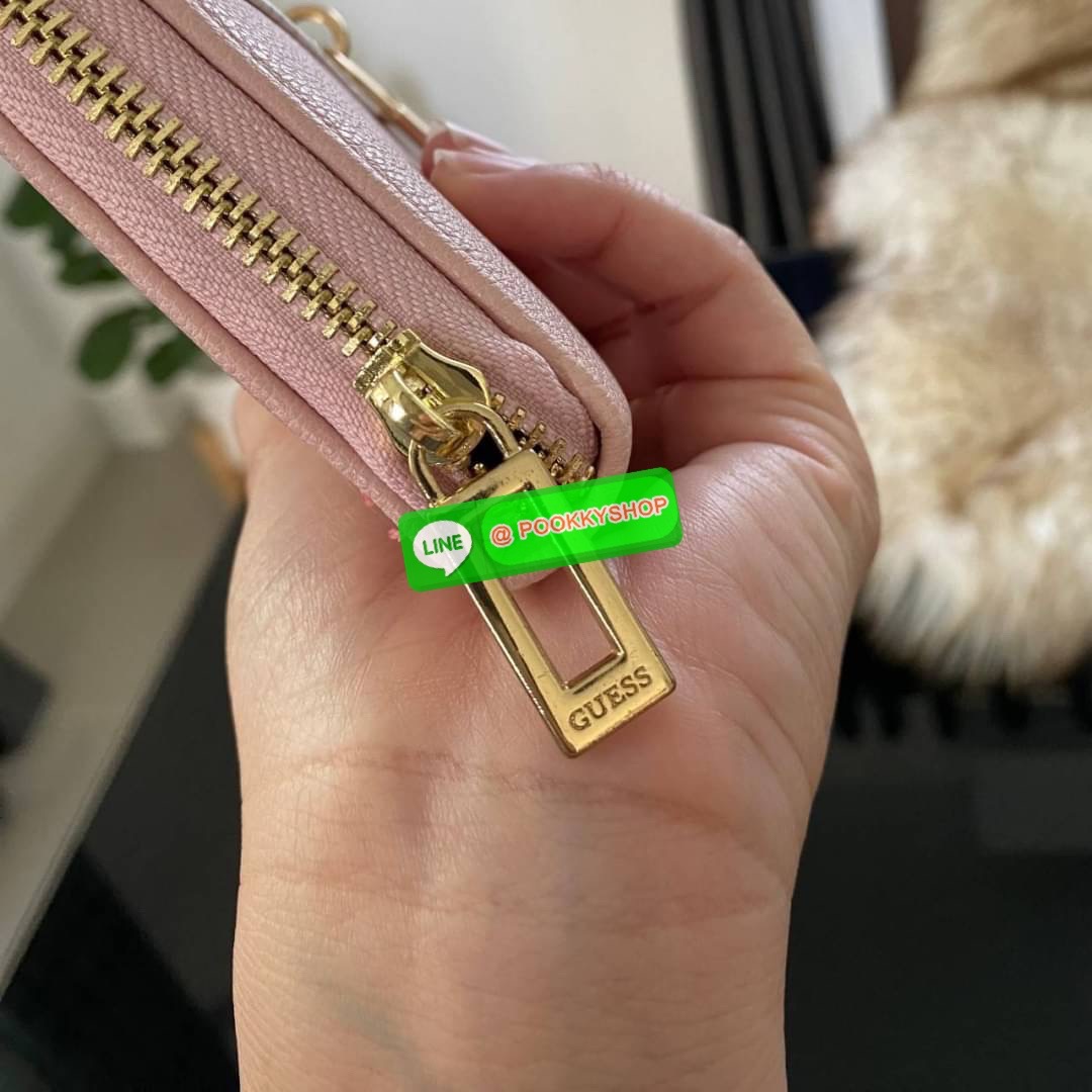Guess Long Wallet กระเป๋าสตางค์ใบยาวซิปรอบหนังนิ่ม ด้านหน้าโดดเด่นด้วยกุญแจชื่อแบรนด์ รุ่นนี้มีสายคล้องมือมาให้ เพื่อใช้งานง่ายและสะดวกมากยิ่งขึ้น ด้านในมีช่องใส่ธนบัตร ช่องใส่บัตร และช่องซิปใส่เหรียญค่ะ